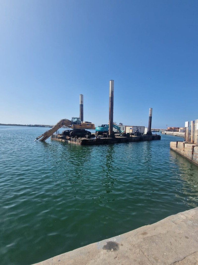 وصول معدات الجرف إلى ميناء الغزوات